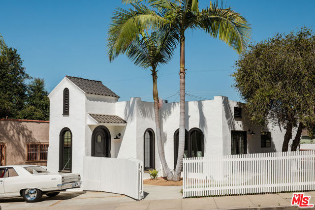 2353 Lucerne Avenue, Los Angeles CA: https://media.crmls.org/mediaz/cfc05ab1-1317-4d70-ad35-ad4225e716e9.jpg