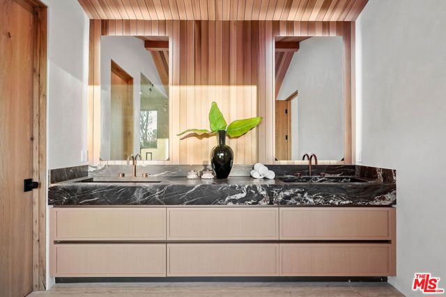4445 Van Noord Avenue, Studio City CA: https://media.crmls.org/mediaz/cfc07444-e0ae-4275-b002-3f5363cb432c.jpg
