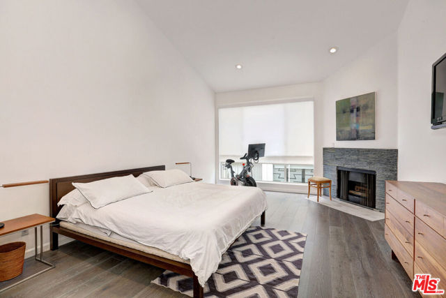 10640 Wilkins Avenue, Los Angeles CA: https://media.crmls.org/mediaz/cfc09316-d137-4382-ad53-30ef333a29cf.jpg