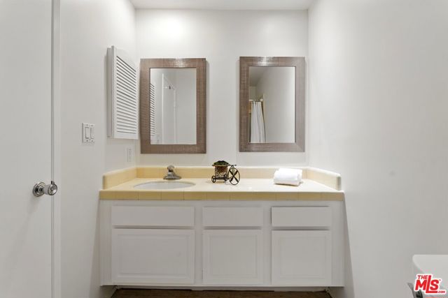 429 N Oakhurst Drive, Beverly Hills CA: https://media.crmls.org/mediaz/cfc138ac-42a1-4467-9739-45252c239053.jpg