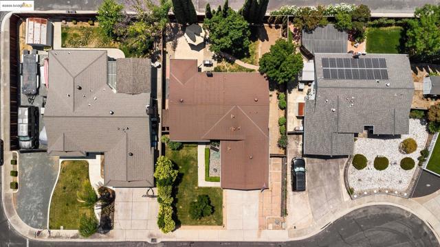 53 Zinfandel Ct, Oakley CA: https://media.crmls.org/mediaz/cfc28705-1409-433f-be62-8f83a89ce40b.jpg