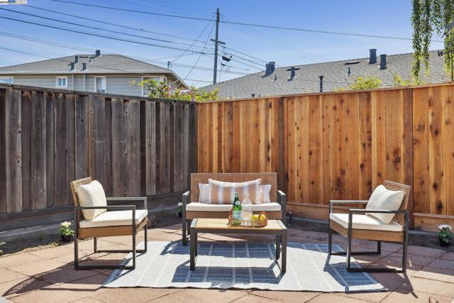 108 Cypress St, Alameda CA: https://media.crmls.org/mediaz/cfc2f8bc-915f-4f99-b04c-51d8b2c7c6ad.jpg