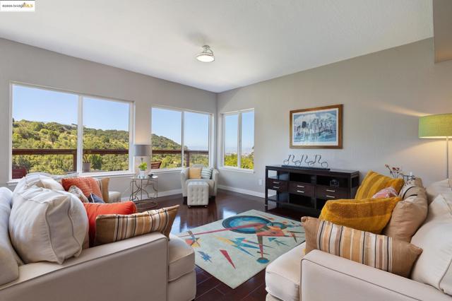 10353 Royal Oak Rd, Oakland CA: https://media.crmls.org/mediaz/cfc3a4bf-c6ec-44f1-ac34-ed1c98d31886.jpg