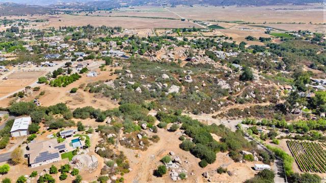 2 Chablis Rd, Ramona CA: https://media.crmls.org/mediaz/cfc3aadd-1df7-456d-9a1b-a7384ea22765.jpg