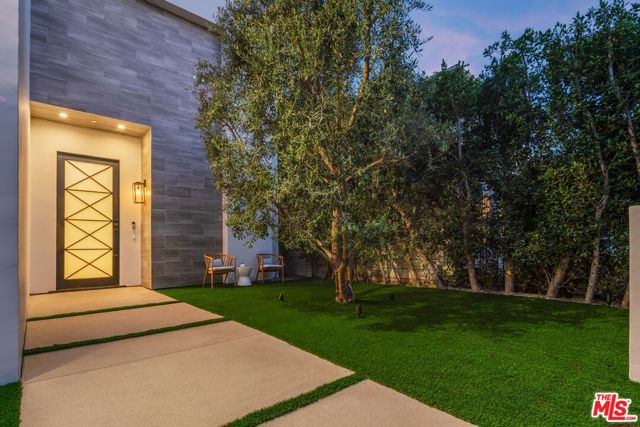 636 N Kilkea Drive, Los Angeles CA: https://media.crmls.org/mediaz/cfc539f1-86af-4552-b984-b0cad83385c2.jpg