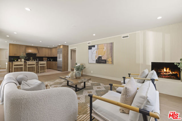 11268 Dona Lola Drive, Studio City CA: https://media.crmls.org/mediaz/cfc679cf-4e15-4194-9e04-45c2dcb74489.jpg