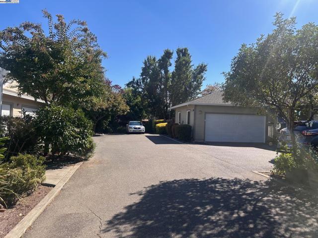 426 Piper St, Healdsburg CA: https://media.crmls.org/mediaz/cfc6b1a3-27fe-4b2b-be03-ce97343e6fb2.jpg