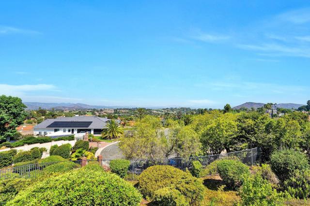 17505 Corte Lomas Verde, Poway CA: https://media.crmls.org/mediaz/cfc79fff-98bb-45ad-90ab-fee6a0fa593f.jpg