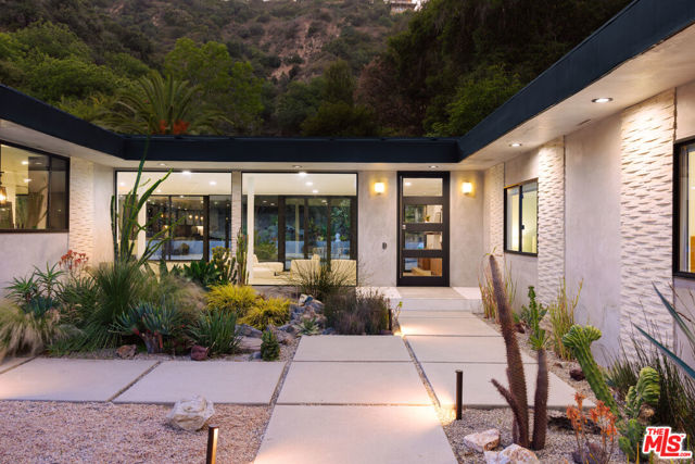 9991 Liebe Drive, Beverly Hills CA: https://media.crmls.org/mediaz/cfc7bd36-3a16-468a-bbea-ac6e11feaa48.jpg