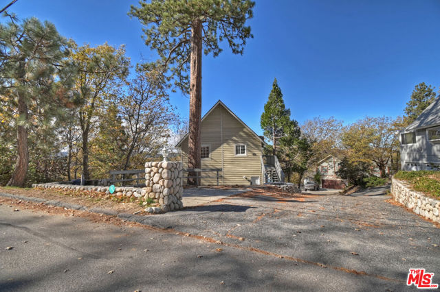 28665 Zion Drive, Lake Arrowhead CA: https://media.crmls.org/mediaz/cfc8806b-52e8-4a79-a933-2839edc2b953.jpg