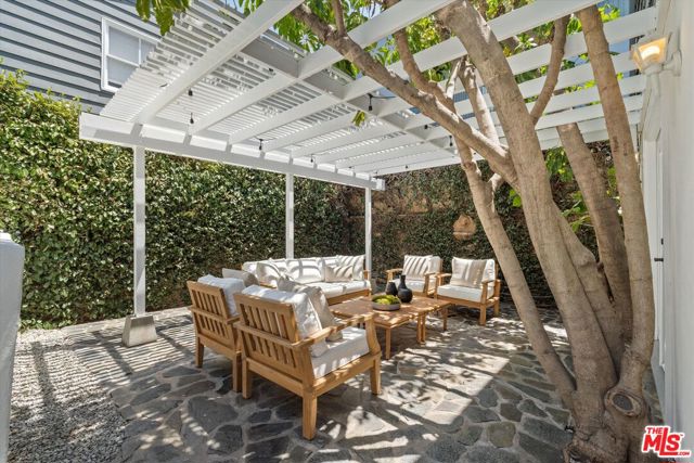 560 N Croft Avenue, West Hollywood CA: https://media.crmls.org/mediaz/cfc9b6f8-c794-43ed-8f69-edc85608e52c.jpg