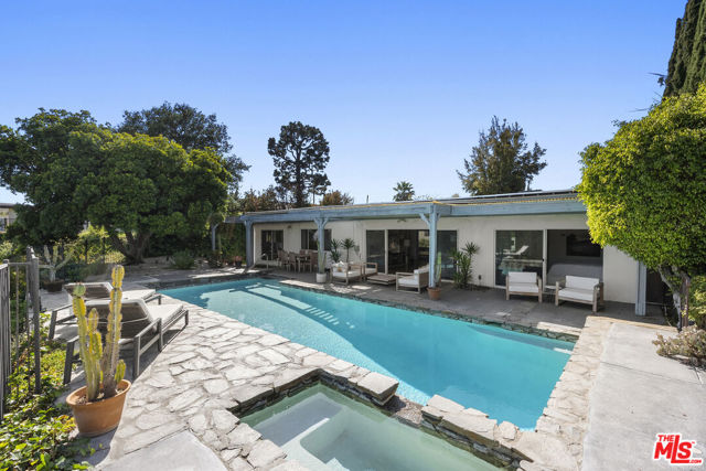 2252 Gloaming Way, Beverly Hills CA: https://media.crmls.org/mediaz/cfc9fc3b-0263-43ca-a6a4-e0bc997fa86f.jpg
