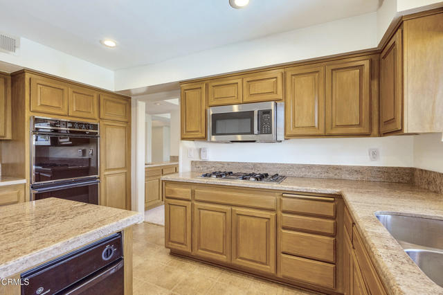 4229 Harbour Island Lane, Oxnard CA: https://media.crmls.org/mediaz/cfca3863-784c-412d-9a67-fb69edba8b5f.jpg