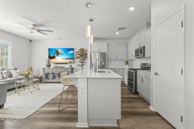 323 CITRINE TRAIL, Fallbrook CA: https://media.crmls.org/mediaz/cfca46e2-8568-4320-9477-790e592c63c8.jpg