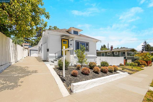 2718 Carmel St, Oakland CA: https://media.crmls.org/mediaz/cfca82c2-4341-4079-bd1a-f087ee8c5640.jpg