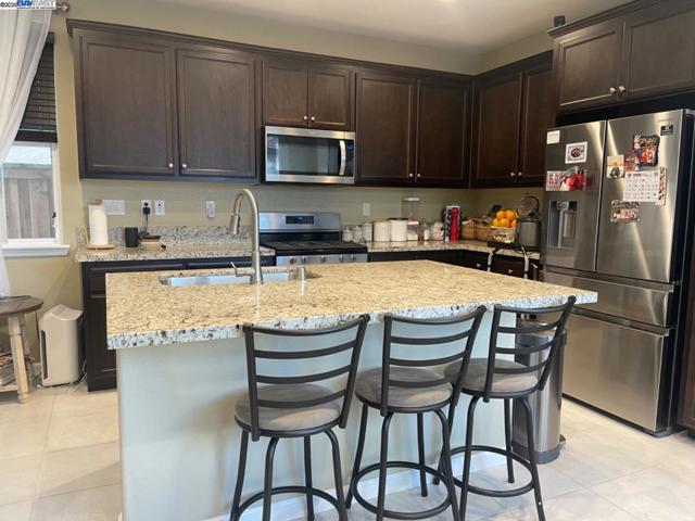 1616 Westwind Way, Lathrop CA: https://media.crmls.org/mediaz/cfca933e-fd5f-49b7-b743-76f133274f16.jpg