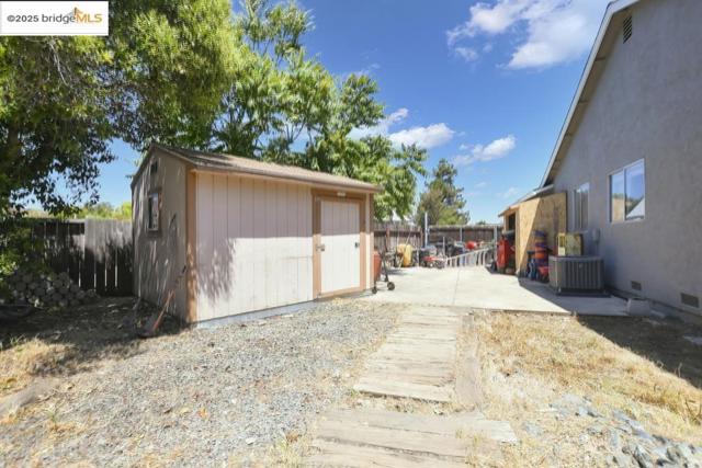 1359 Port Ct, Oakley CA: https://media.crmls.org/mediaz/cfcb5620-a028-4597-bb5b-3da66be34603.jpg