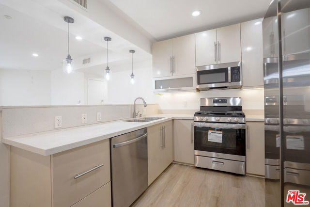 733 S Manhattan Place, Los Angeles CA: https://media.crmls.org/mediaz/cfcc02b0-45ab-4f82-a754-929132c56a7e.jpg