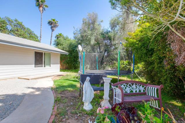 928 930 Osborne Street, Vista CA: https://media.crmls.org/mediaz/cfcc085f-9460-4761-9d14-41b0c6c77abc.jpg