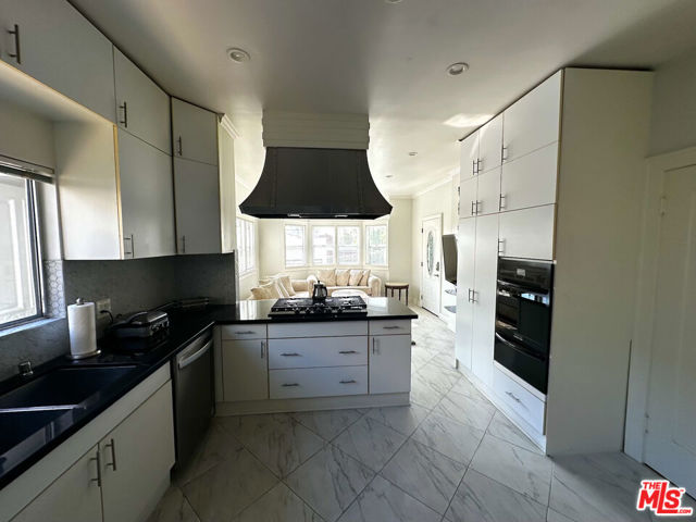 10736 Ashton Avenue, Los Angeles CA: https://media.crmls.org/mediaz/cfcd7615-016c-414e-a7d0-bcd6d8677338.jpg