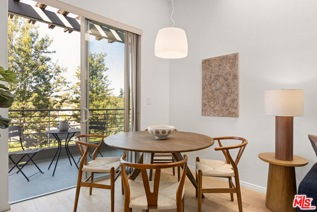 4180 Fair Avenue, Studio City CA: https://media.crmls.org/mediaz/cfcdc718-78e4-48b9-89bb-213e8391cbb9.jpg