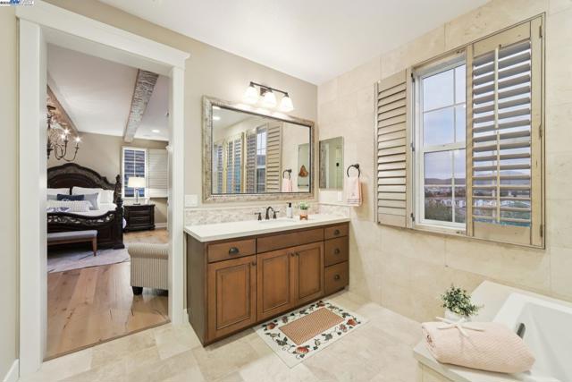 3885 Highpointe Ct, Dublin CA: https://media.crmls.org/mediaz/cfce0695-4eea-4acb-b10f-05cf7cbddfc6.jpg