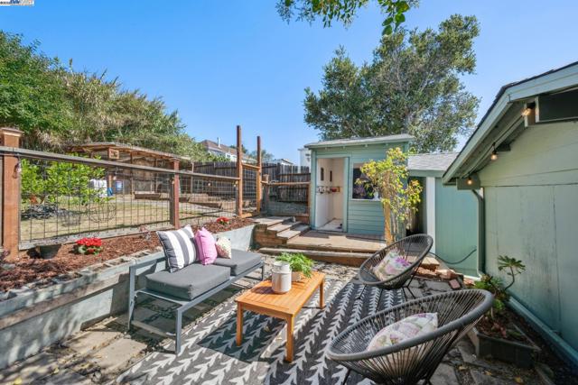 2449 26TH AVENUE, Oakland CA: https://media.crmls.org/mediaz/cfce8d7c-15b6-4d42-99d0-eed860145bfb.jpg