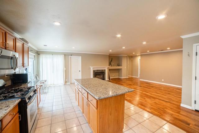 2351 Driftwood Court, Hollister CA: https://media.crmls.org/mediaz/cfcf1093-6a86-4538-af0e-92384ef5370e.jpg
