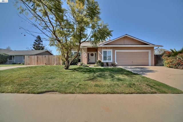 1425 Forest Dr, Turlock CA: https://media.crmls.org/mediaz/cfcf1100-11d0-4cb1-abe1-77451eac26e3.jpg