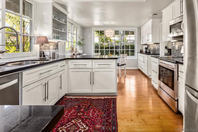 27126 Mariscal Ln, Mission Viejo CA: https://media.crmls.org/mediaz/cfd03177-4345-42e2-9d86-985efa2c4aea.jpg