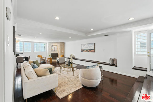 321 N Oakhurst Drive, Beverly Hills CA: https://media.crmls.org/mediaz/cfd05a77-ecd0-443d-87a5-5e4dea24488e.jpg