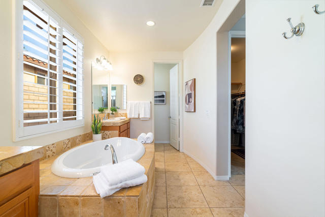 9 Shasta Lake Drive, Rancho Mirage CA: https://media.crmls.org/mediaz/cfd0ac6d-c114-448d-9a6f-f061546e58b1.jpg