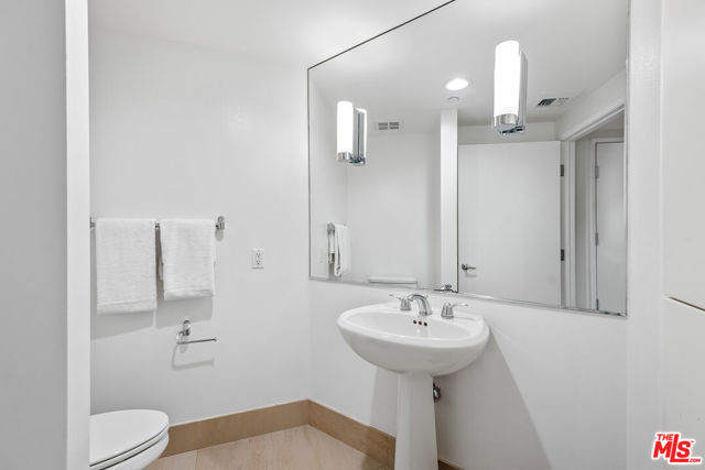13600 Marina Pointe Drive, Marina del Rey CA: https://media.crmls.org/mediaz/cfd20b04-5351-4846-96f0-114c6952477e.jpg