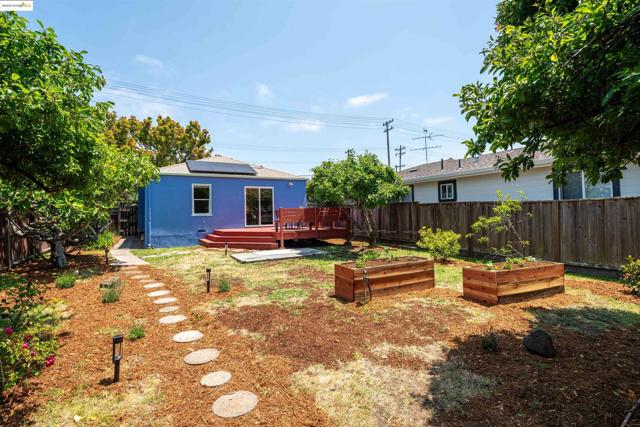 209 Behrens St, El Cerrito CA: https://media.crmls.org/mediaz/cfd2338e-89a7-436c-8e14-b2b7750336da.jpg