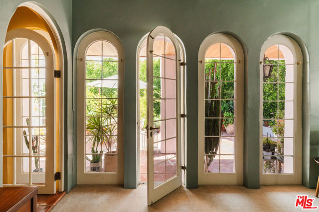 5163 Franklin Avenue, Los Angeles CA: https://media.crmls.org/mediaz/cfd288d8-5c01-4735-a067-fa3153284e8c.jpg