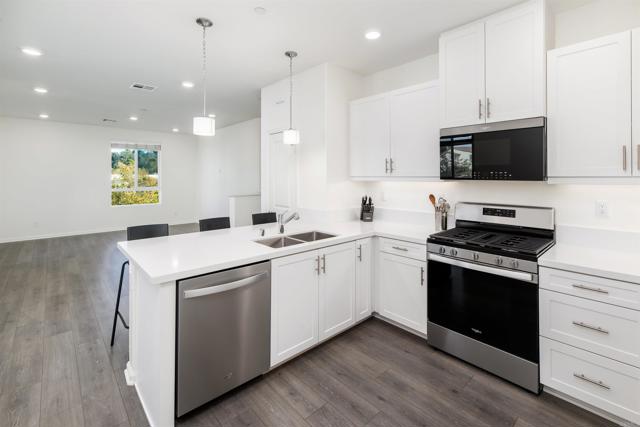 Detail Gallery Image 12 of 30 For 953 Radcliffe Trl, Vista,  CA 92081 - 2 Beds | 2 Baths