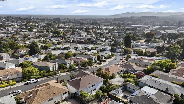1748 Wesley Ave, El Cerrito CA: https://media.crmls.org/mediaz/cfd459cf-1e82-4c1e-b0bd-1a43c922d7bd.jpg