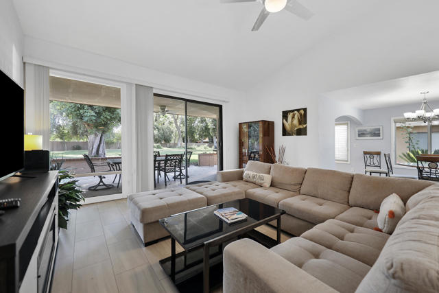5 Majorca Drive, Rancho Mirage CA: https://media.crmls.org/mediaz/cfd4d85e-9661-45f2-bfaf-67acf6152440.jpg