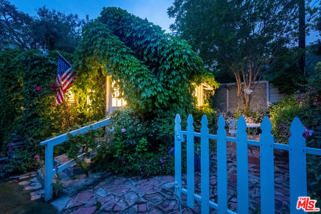 19544 Bowers Drive, Topanga CA: https://media.crmls.org/mediaz/cfd556f6-81b1-401f-985b-65cb3e6a5527.jpg