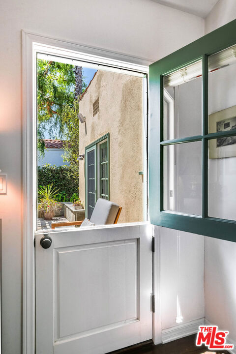 4150 Elmer Avenue, Studio City CA: https://media.crmls.org/mediaz/cfd61b82-0ae6-463c-b2a3-d39fb08f6054.jpg