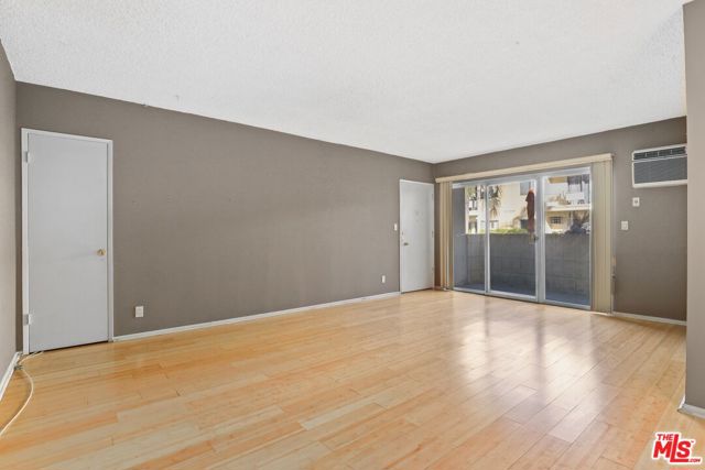 1233 North Laurel Avenue, 103 photo 7