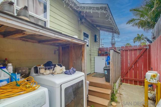 2119 Bacon St, San Diego CA: https://media.crmls.org/mediaz/cfd8290d-10e7-4e6c-9085-a6d5cc982e81.jpg