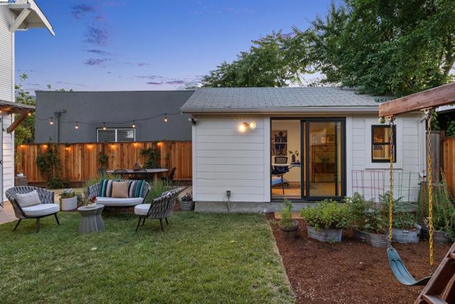 5472 KALES AVENUE, Oakland CA: https://media.crmls.org/mediaz/cfd9b23d-6492-4ef6-9691-6f6e70301255.jpg