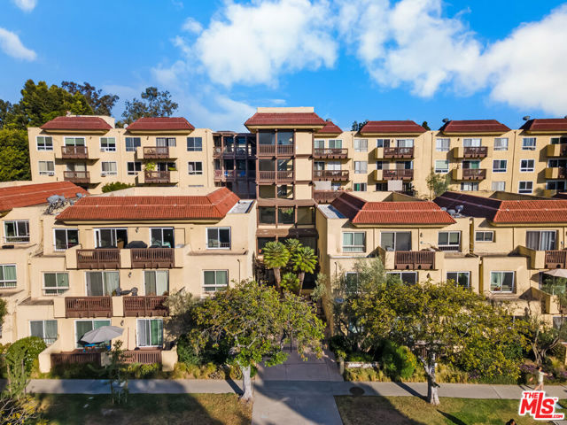 5950 Buckingham, Culver City CA: https://media.crmls.org/mediaz/cfda6a20-bad6-4394-9cee-570d2d338e02.jpg