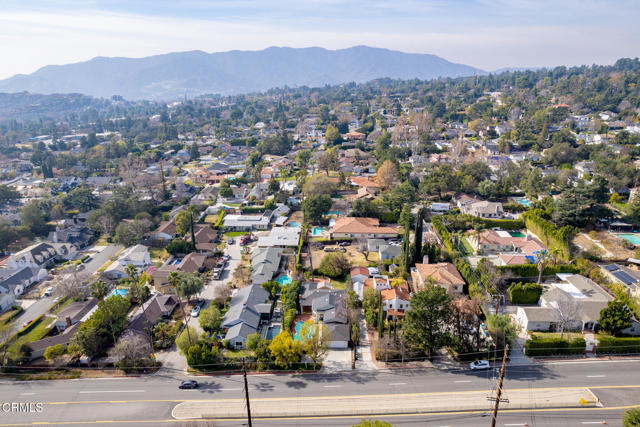 4917 Angeles Crest Highway, La Canada Flintridge CA: https://media.crmls.org/mediaz/cfdaf69f-7efc-4dba-8d35-3895c2b8e66f.jpg