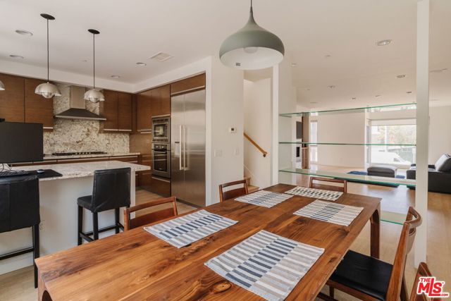 310 Washington Boulevard, Marina del Rey CA: https://media.crmls.org/mediaz/cfdba83b-7db9-4dcd-b440-3416c253bb88.jpg