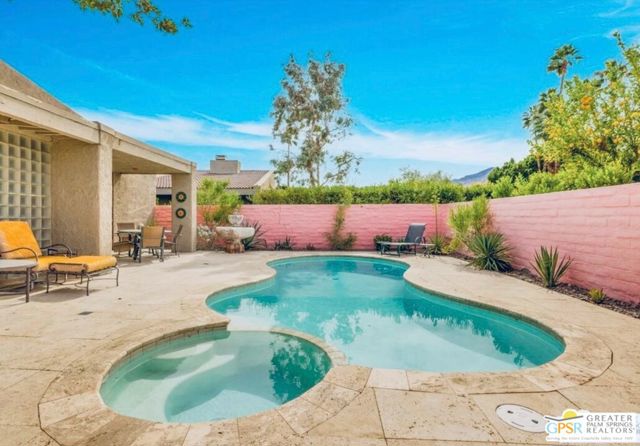2861 Sundance Circle, Palm Springs CA: https://media.crmls.org/mediaz/cfdbc8f9-39bb-4f2f-b5a8-7181cb122672.jpg