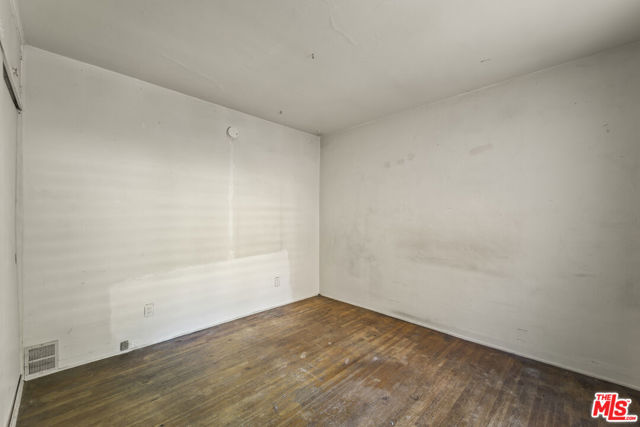 4958 Loleta Avenue, Los Angeles CA: https://media.crmls.org/mediaz/cfdd2d8a-ef34-4cd6-a0a8-f435dbf77829.jpg