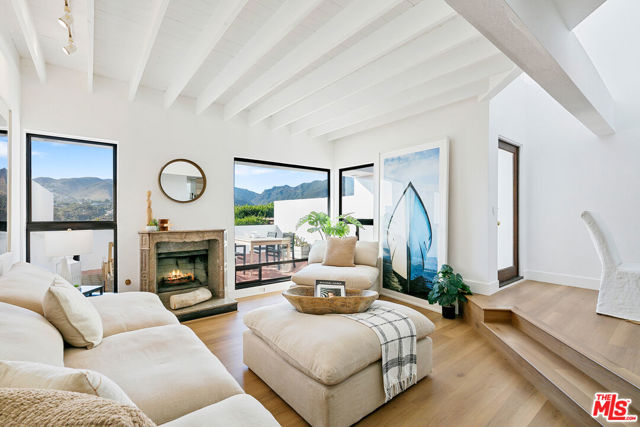 29221 Heathercliff Road, Malibu CA: https://media.crmls.org/mediaz/cfde6ed8-8aae-4fe1-9d1e-115efc308435.jpg