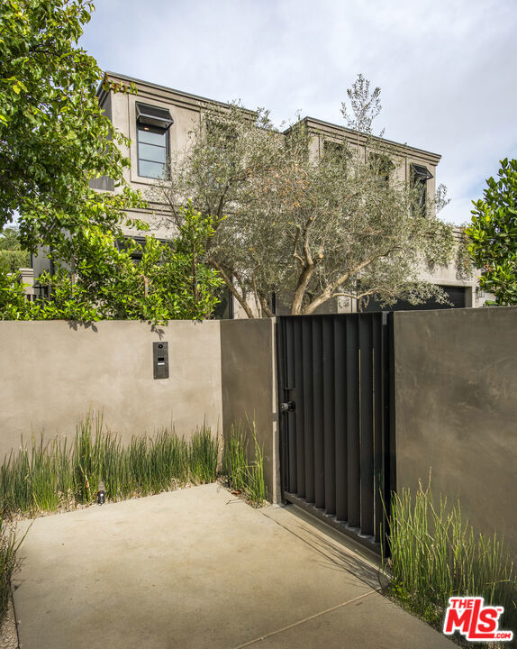 4112 Shadyglade Avenue, Studio City CA: https://media.crmls.org/mediaz/cfdf2472-6d0d-492e-88cd-1784e6f7c525.jpg